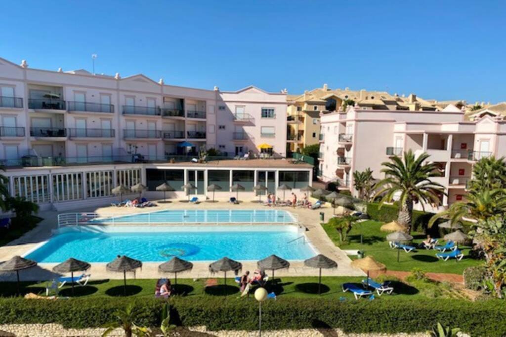 Senhora da Luz Lovely 2 Bedroom Apartment Including Pool, Stunning Ocean Views & Beach Closeby מראה חיצוני תמונה